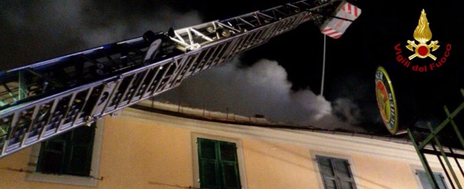 Genova, morto il bambino lanciato dalla finestra di casa per salvarlo dalle fiamme. Madre autorizza l’espianto degli organi