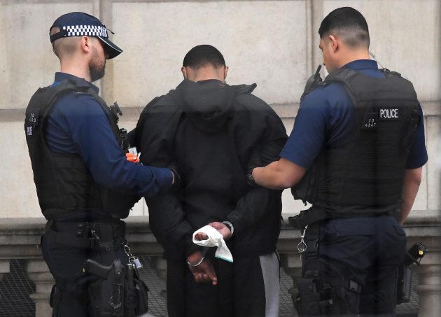 Londra - 27enne arrestato vicino al Parlamento. Scotland Yard : “Aveva due coltelli - preparava azione terroristica”