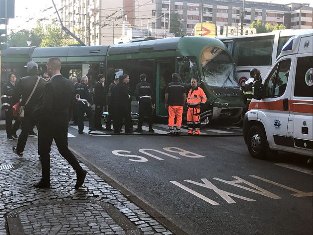 Milano - autobus passa col rosso e si scontra con un tram : il convoglio deraglia - 12 feriti