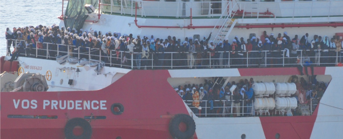 Migranti, nave Msf salva 1500 persone ma naviga 3 giorni senza cibo perché i porti in Sicilia sono chiusi per il G7
