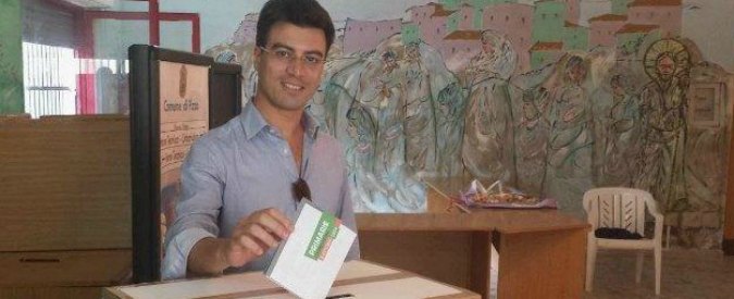 Calabria, candidato renziano: “Dammi una mano”. E il ras del Cara indagato per ‘ndrangheta “convoca i suoi” alle primarie Pd