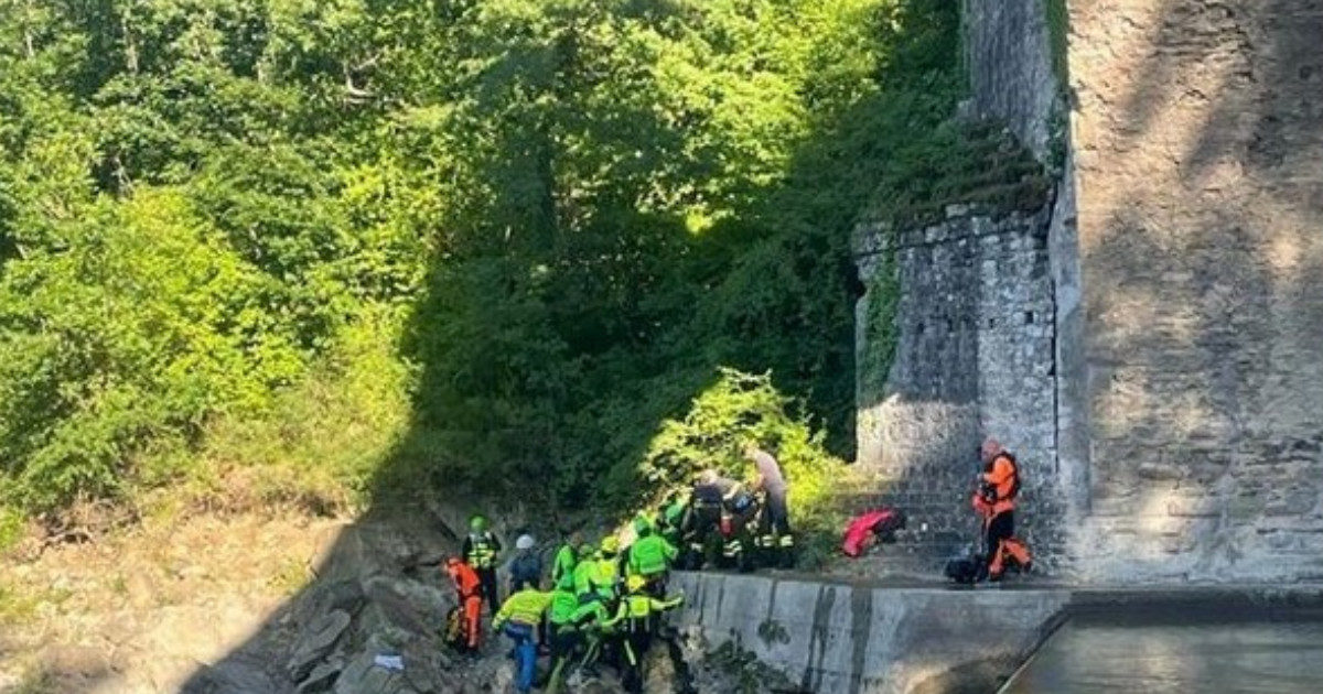 Risucchiato Da Un Mulinello Mentre Fa Il Bagno Nel Torrente Con La