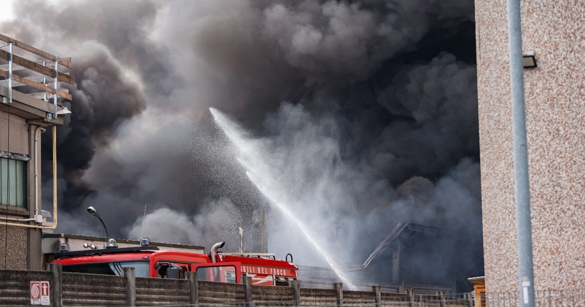 Incendio In Una Ditta Di Recupero Solventi A San Giuliano Milanese