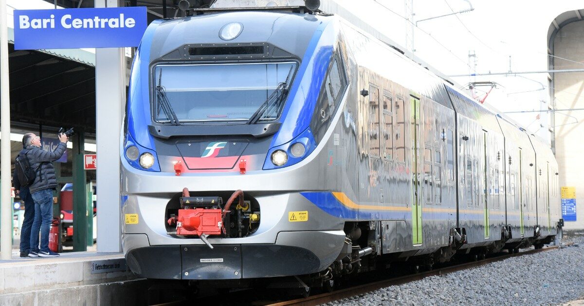 Frana In Campania Interrotta La Linea Ferroviaria Bari Roma Stop Ai