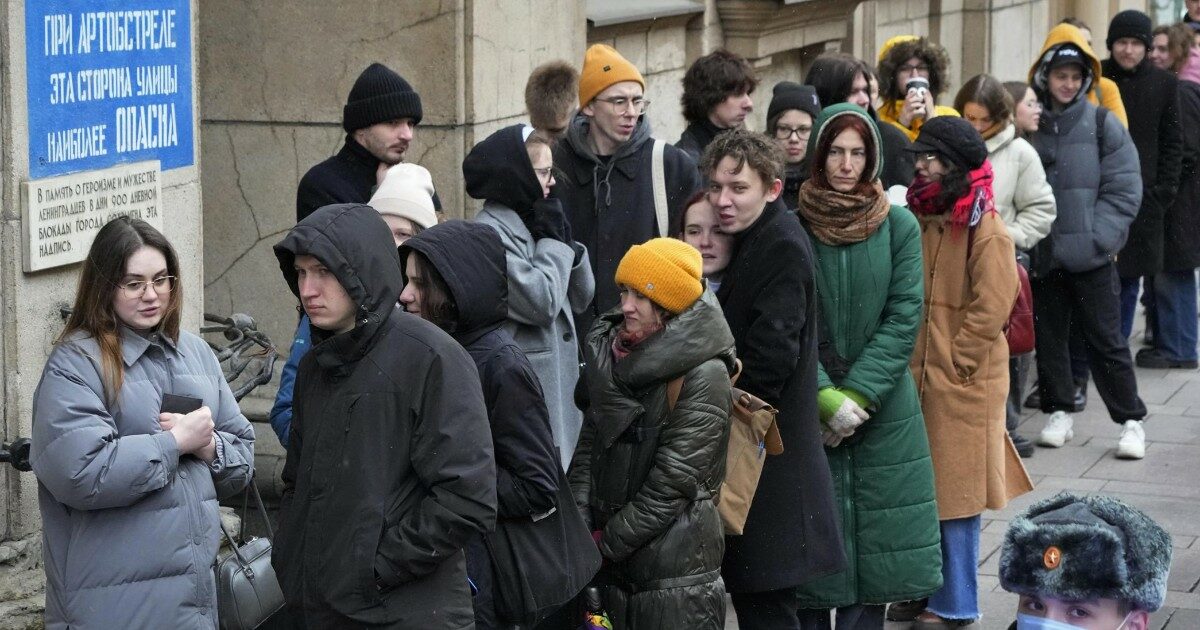 Tra I Russi Al Voto Nel Seggio Di Mosca I Fan Di Putin La Protesta