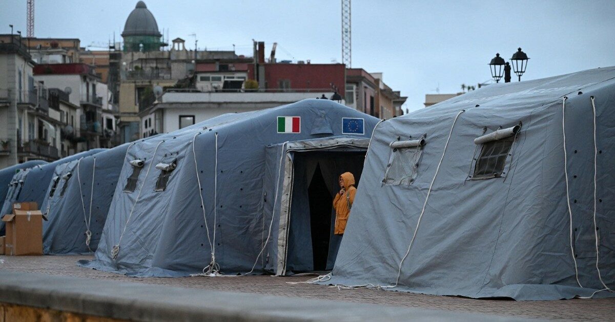 Terremoto Ai Campi Flegrei Altre Scosse Sgomberati Edifici