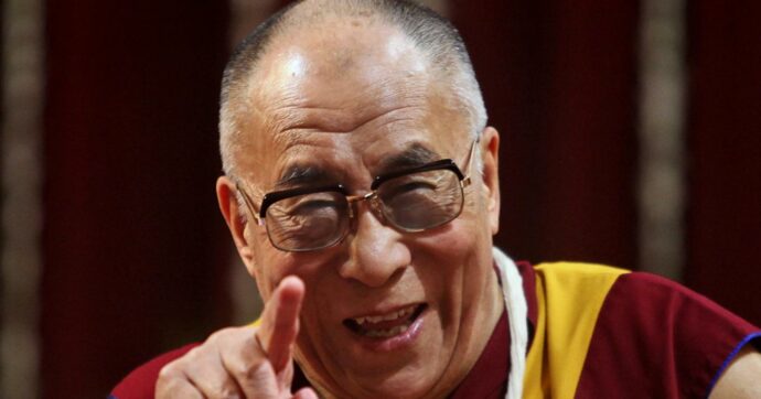 Il Dalai Lama compie 90 anni e annuncia che avrà un successore: “Non sarà scelto dalla Cina”