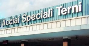 dirigente tira uno schiaffo a una giovane collega durante una riunione licenziato dall8217ast arvedi di terni