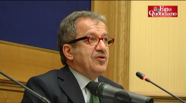 Copertina di Maroni: “Dossier su di me con soldi Lega”