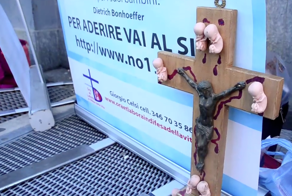 Copertina di Torino, offensiva pro-life anti-aborto