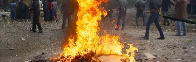 Copertina di Presidenziali in Egitto, disordini al Cairo: un uomo si dà fuoco