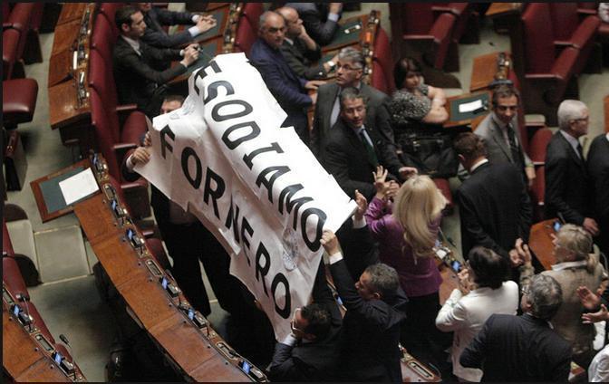 Copertina di Striscione di protesta della Lega Nord alla Camera: “Esodiamo la Fornero”