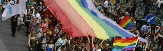 Francia, Hollande vara la legge su matrimoni e adozioni gay
