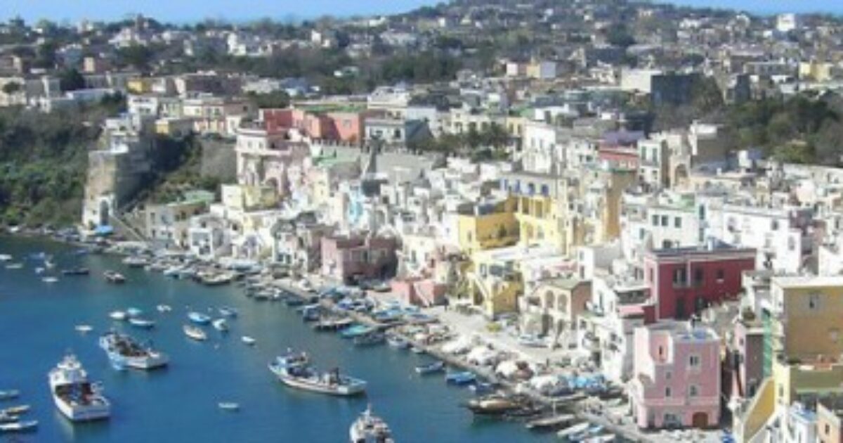 La battaglia di Sullivan per Procida: “Torni a essere l’isola dei traduttori”