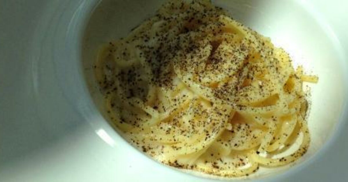 “Cacio e pepe con il burro, la BBC pubblica la ricetta con ingredienti sbagliati”: Roma insorge. La Fiepet Confesercenti: “Rimaniamo basiti, chiediamo una rettifica”