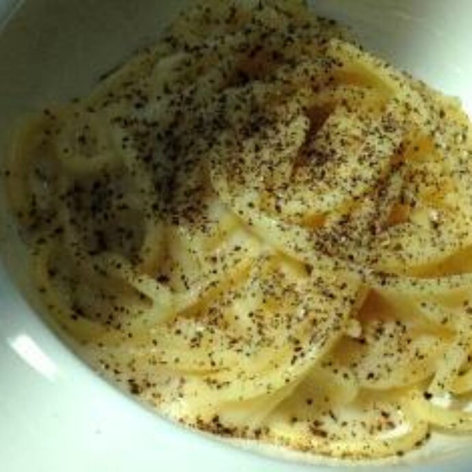 “Cacio e pepe con il burro, la BBC pubblica la ricetta con ingredienti sbagliati”: Roma insorge. La Fiepet Confesercenti: “Rimaniamo basiti, chiediamo una rettifica”