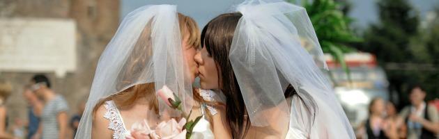 Copertina di Matrimoni gay, Di Pietro al Pd: “Firmate il nostro ddl”. Grillo: “Farisei”