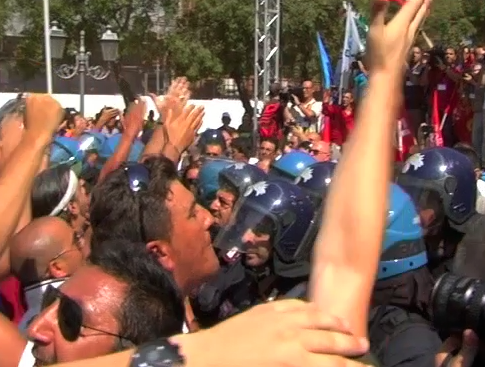 Copertina di Ilva di Taranto, irruzione dei comitati cittadini alla manifestazione dei sindacati