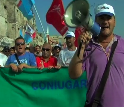 Copertina di I sindacati sfilano a Taranto contro la chiusura dell’Ilva