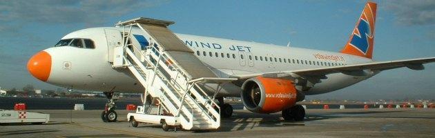 Copertina di Wind Jet, 300mila passeggeri a rischio. Passera convoca Alitalia e la low cost