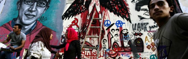 Egitto, Morsi  ‘ripulisce’ Piazza Tahrir e i graffiti della primavera araba