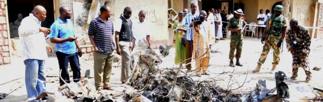 Copertina di Nigeria, kamikaze davanti a una chiesa: dieci morti. Bruciato vivo musulmano