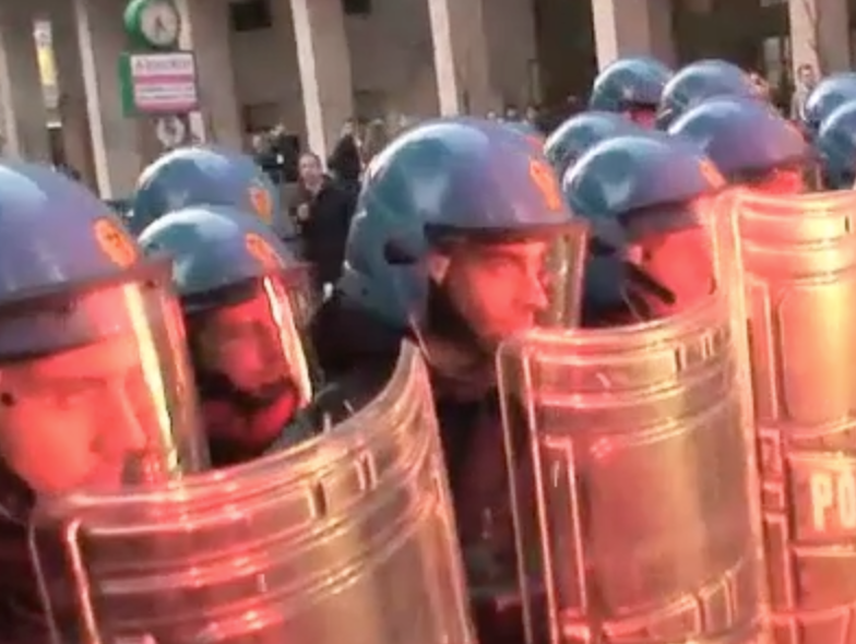 Copertina di Monti in Bocconi. Scontri a Milano
