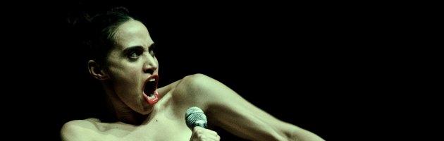 Copertina di Una donna nuda sul palco “pronta a tutto”. E’ “La merda”, monologo di Ceresoli