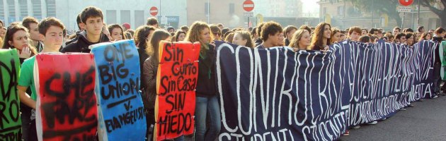 Copertina di Roma, la protesta pacifica degli studenti. Cancellieri: “Ha vinto la democrazia”