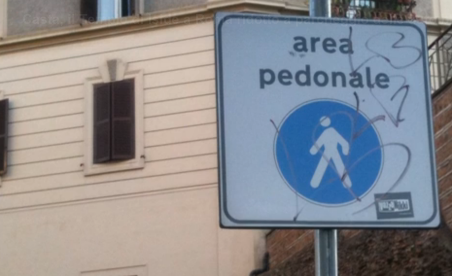 Copertina di Casta, il Tempio di Iside a Roma ridotto a parcheggio delle auto blu