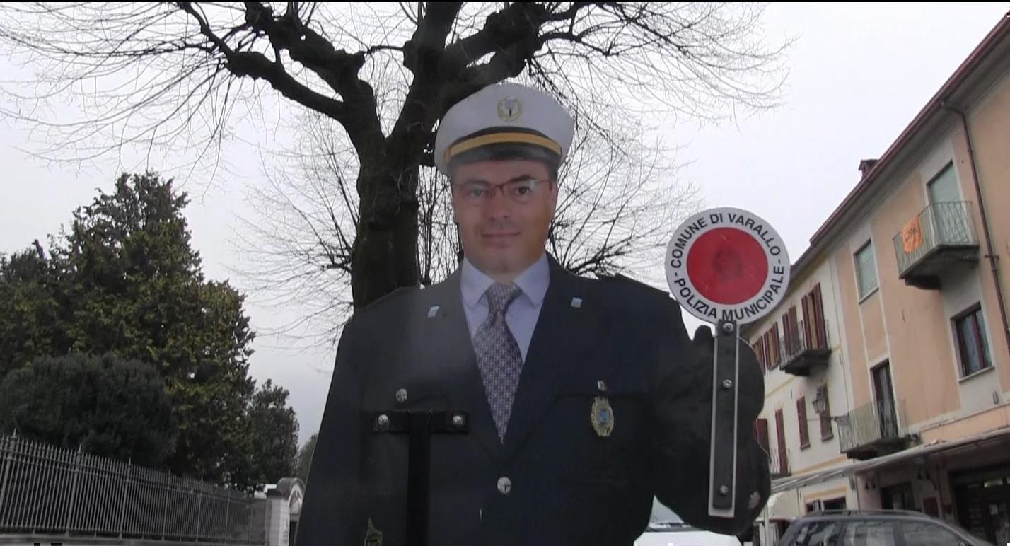 Copertina di Varallo, il prosindaco e deputato leghista Buonanno regala galline e buoni benzina