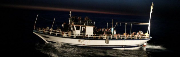 Sicilia, migranti gettati in mare da scafisti: recuperato un cadavere