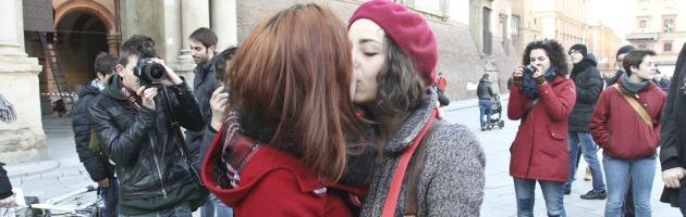 Copertina di ‘Kiss-in’, bacio in piazza di gay e lesbiche: “E’ l’ora dei nostri diritti” (foto)