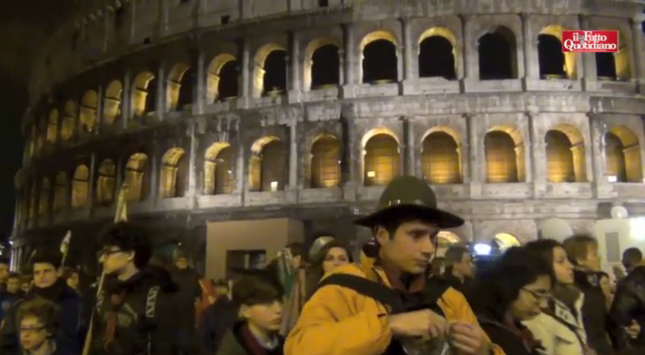 Copertina di La prima Via Crucis di Francesco: “Sento l’amicizia dei fratelli musulmani”