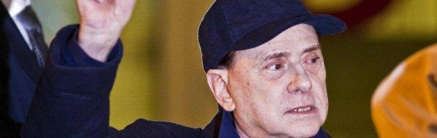 Copertina di Senato, Berlusconi contestato. “Legittimo impedimento”, ma se la prende comoda
