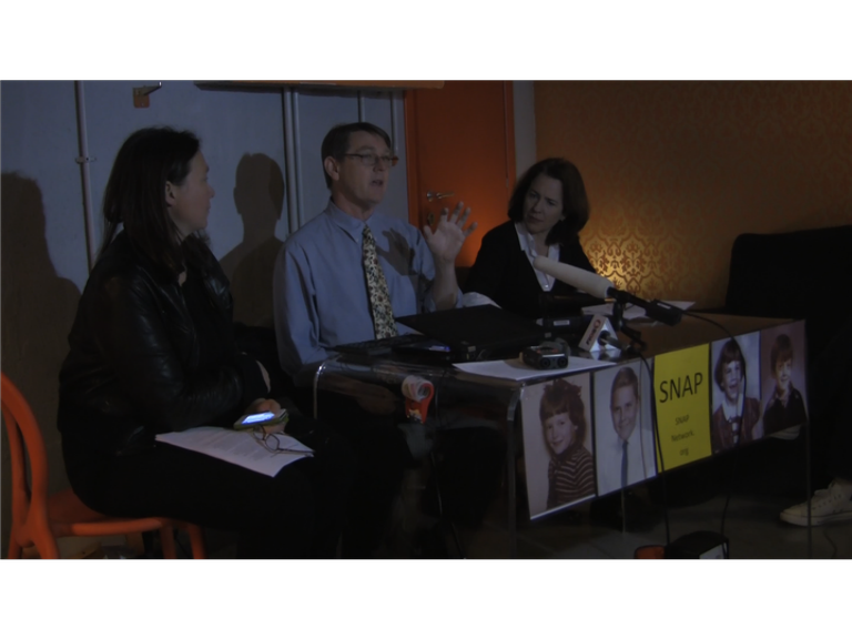 Copertina di Le vittime degli abusi: “Francesco? Incoraggiante. Ora lavoriamo per ripulire la Chiesa”