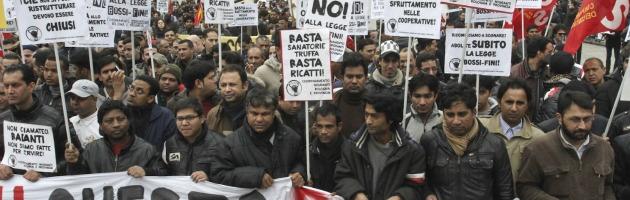 Bologna, 1000 immigrati contro la Bossi-Fini: “La libertà non sia legata al lavoro”