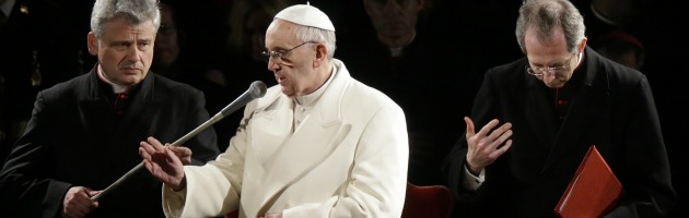 Copertina di Via Crucis al Colosseo, Papa Francesco: “Cristiani rispondano al male col bene”