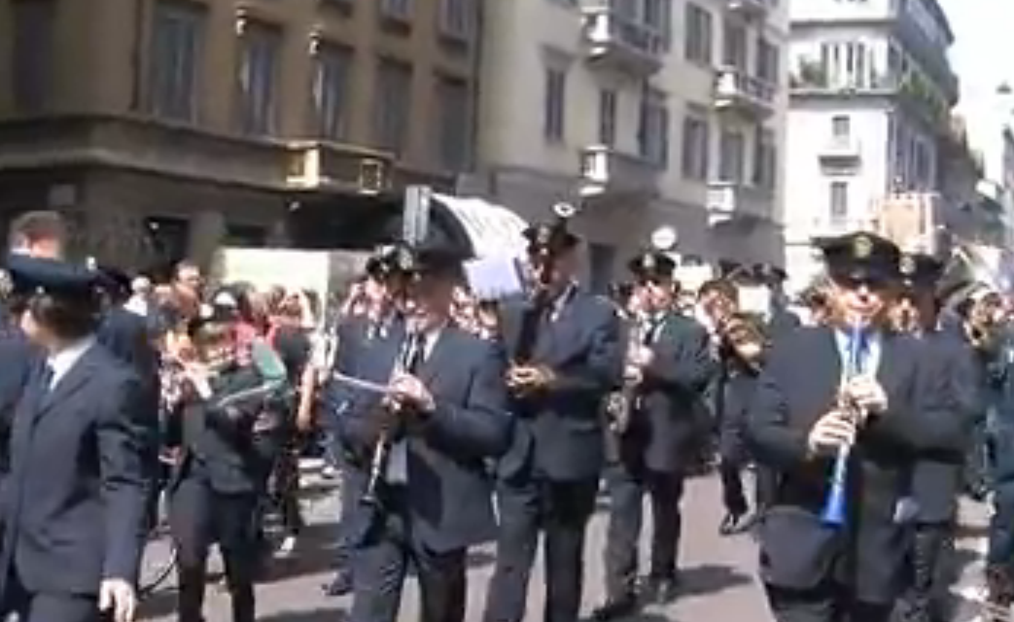 Copertina di 25 aprile, corteo a Milano. Boldrini:  “Non è una ricorrenza vecchia”