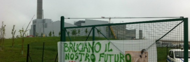 Parma, acceso l’inceneritore. Protesta ai cancelli dell’impianto: “Pizzarotti dov’è?”
