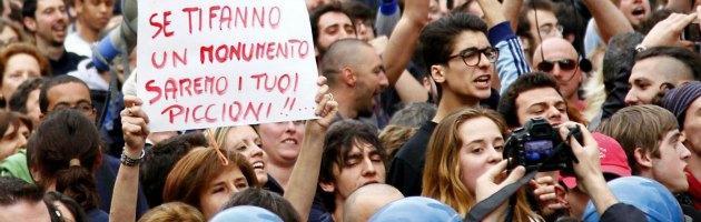 Comizio Pdl, Berlusconi contestato a Brescia. Ma in tv va in onda un’altra realtà
