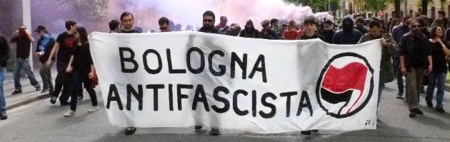 Bologna bloccata, corteo dei centri sociali contro Forza Nuova