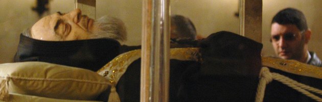 Padre Pio, ostensione permanente del corpo a San Giovanni per “crisi” pellegrini