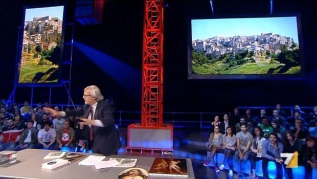 Copertina di Servizio Pubblico, Vittorio Sgarbi: “Il coraggio di dire no”