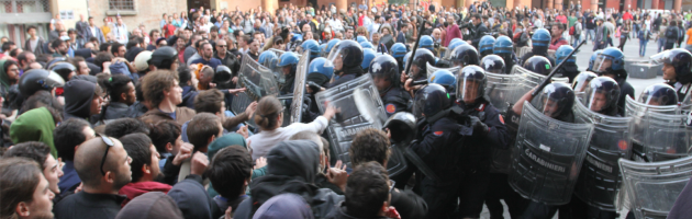 Guerriglia in Piazza Verdi, scontri tra polizia e collettivi: cinque feriti (foto)