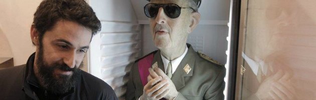 Spagna, artista mise statua di Franco nel frigo. “Non espongo più a Madrid”