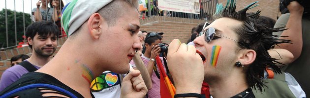 Copertina di Gay Pride Bologna, 10mila partecipanti. Merola: “Sì alle adozioni per omosessuali”