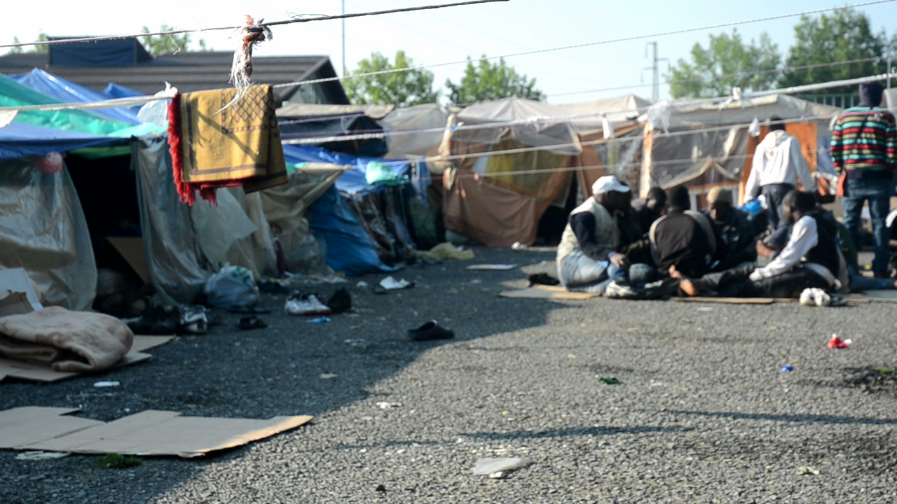 Copertina di Immigrati, Saluzzo è come Rosarno. Ordinato lo sgombero della tendopoli