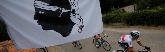 Tour de France, fatti e fughe – La retorica del “Grand départ” dalla Corsica