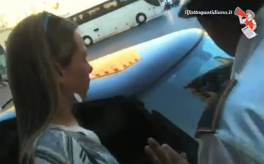 Copertina di Roma, l’ex ministro Meloni pizzicata in divieto di sosta. Lei: “Pago la multa”